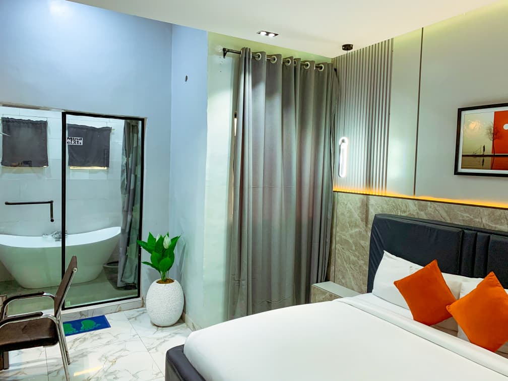 Hotel De Papi, Ughelli